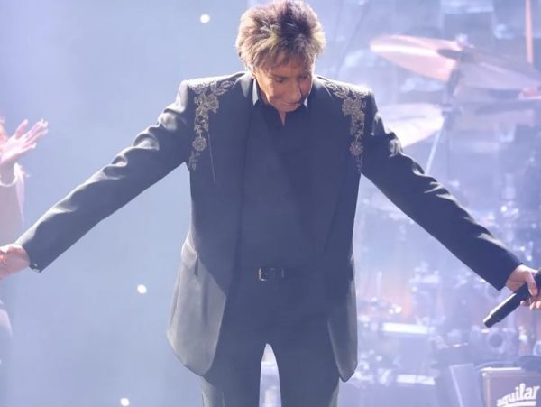 O Barry Manilow αναβάλλει συναυλίες για να αναρρώσει μετά από χειρουργίο για τον καρκίνο του πνεύμονα