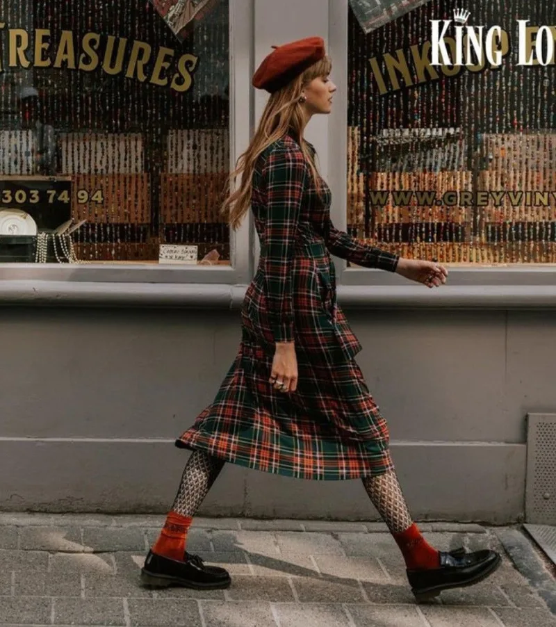 Vintage γυναικείο καπέλο σε street style εμφάνιση, εμπνευσμένο από τις τάσεις μόδας του 2026.