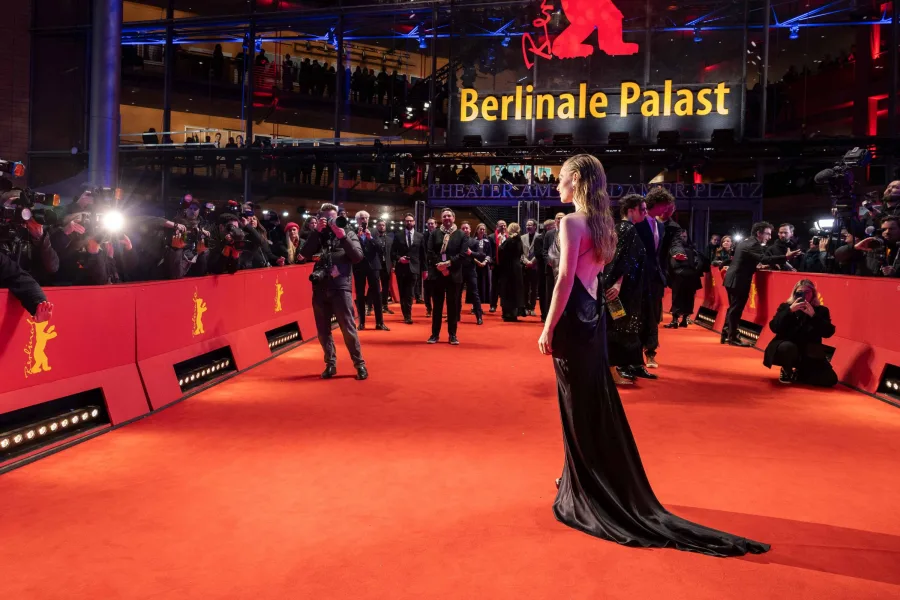 Η Pamela Anderson στο κόκκινο χαλί της Berlinale.