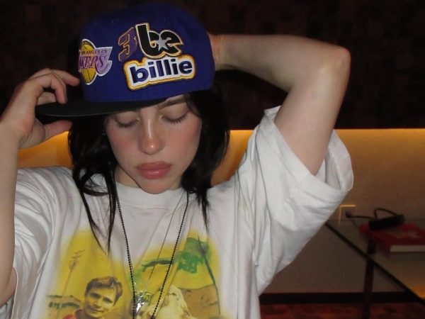 Billie Eilish: Εκκλήσεις να παραδώσει τη βίλα της σε αυτόχθονες ή μετανάστες