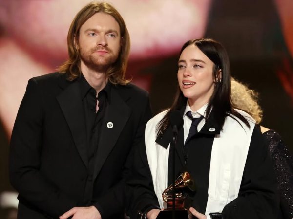 Το δαχτυλίδι της Billie Eilish στα Grammys που πυροδότησε τις φήμες για αρραβώνα