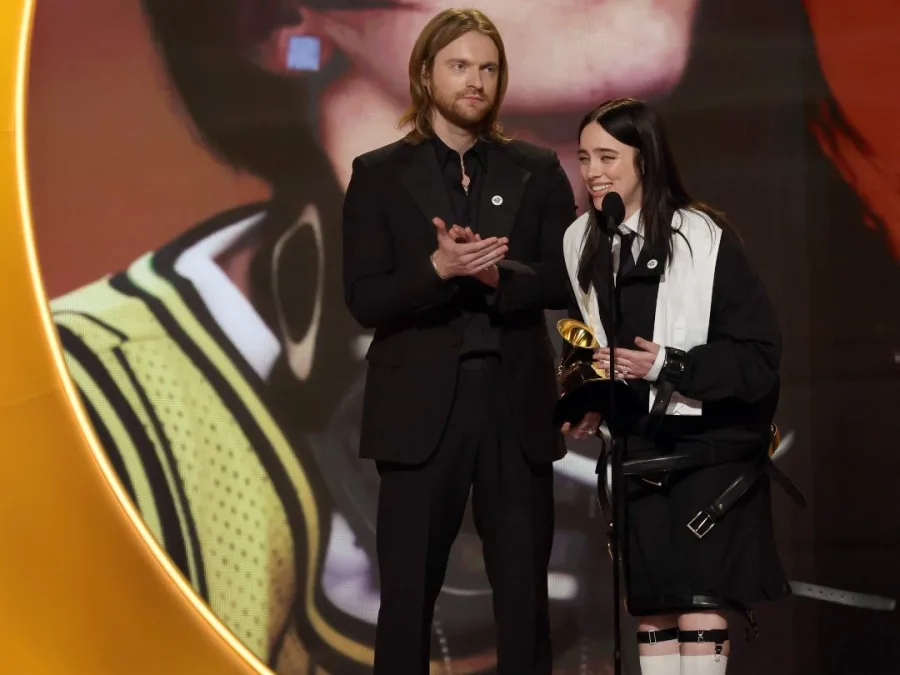 Η Billie Eilish στη σκηνή των βραβείων Grammy 2026 στέλνοντας μήνυμα υπέρ των μεταναστών.