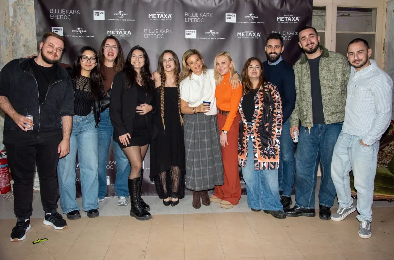 Η Billie Kark με συνεργάτες και φίλους στο listening party για το άλμπουμ Έρεβος.