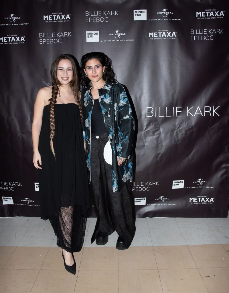 Η Billie Kark με άλλη γυναίκα σε εκδήλωση για το άλμπουμ Έρεβος.
