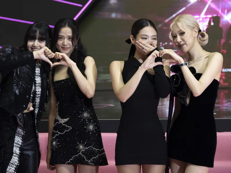 Το γυναικείο συγκρότημα BLACKPINK που κατέρριψε το ρεκόρ των 100 εκατομμυρίων συνδρομητών στο YouTube.