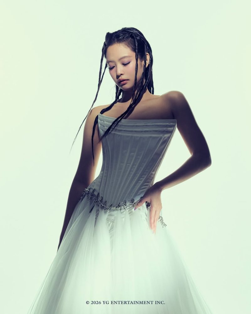 Η Jennie των Blackpink με λευκό κορσέ και ατημέλητα μαλλιά, μετά από τρία χρόνια δισκογραφικής σιωπής.