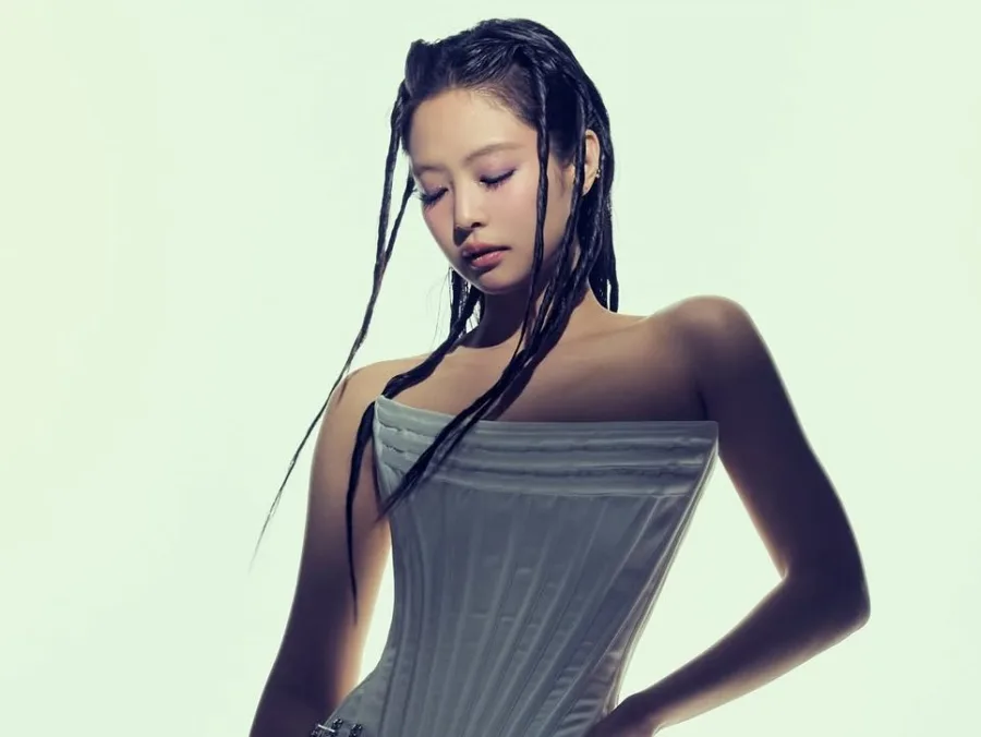 Η Jennie των Blackpink με λευκό κορσέ και ατημέλητα μαλλιά, μετά από τρία χρόνια δισκογραφικής σιωπής.