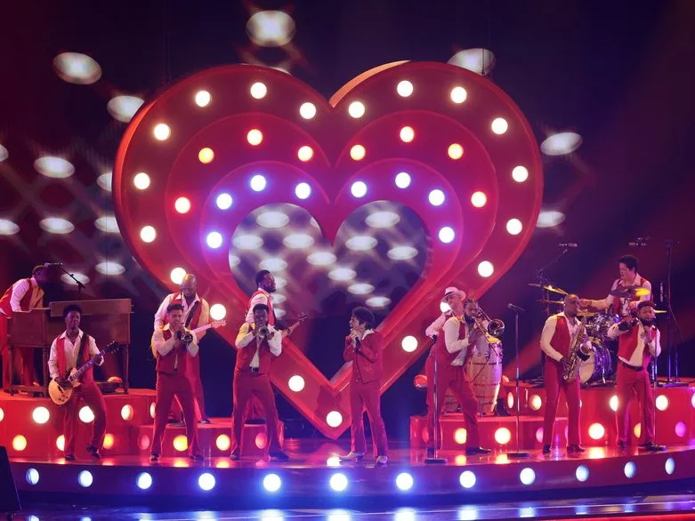 Ο Bruno Mars και η ROSÉ στη σκηνή των βραβείων Grammy 2026 ερμηνεύοντας το APT.