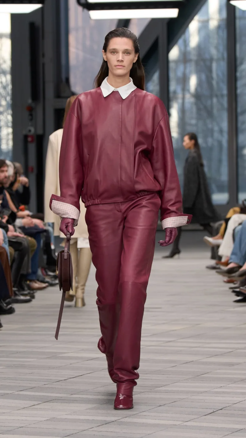 Μοντέλο στη συλλογή Calvin Klein F/W 26 της Veronica Leoni με αισθητική 70s και 80s στην Εβδομάδα Μόδας Νέας Υόρκης.