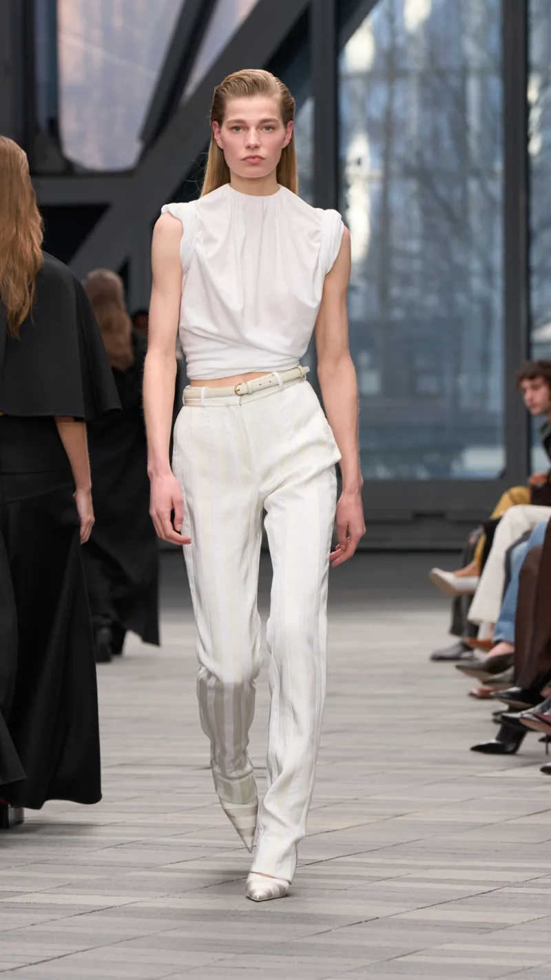Μοντέλο στην επίδειξη Calvin Klein F/W 26 στη Νέα Υόρκη με 70s και 80s αισθητική από τη Veronica Leoni.