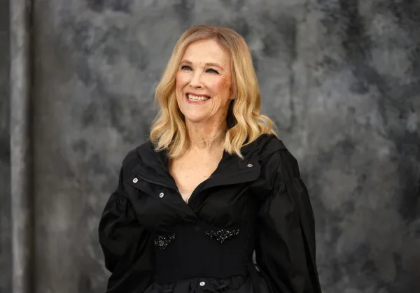 Πορτρέτο της ηθοποιού Catherine O’Hara, η οποία έφυγε από τη ζωή.
