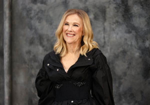 Πορτρέτο της ηθοποιού Catherine O’Hara, η οποία έφυγε από τη ζωή.