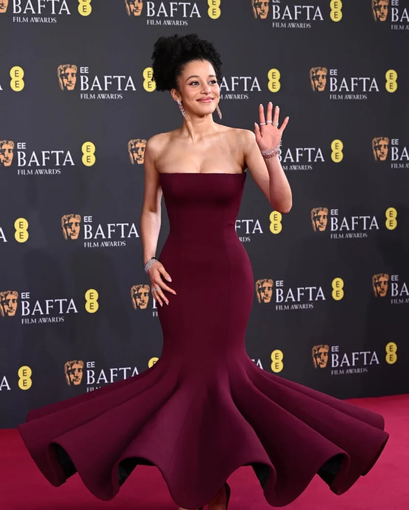 Η ηθοποιός Ella Balinska περπατάει στο κόκκινο χαλί των BAFTA 2026 με εντυπωσιακό φόρεμα.