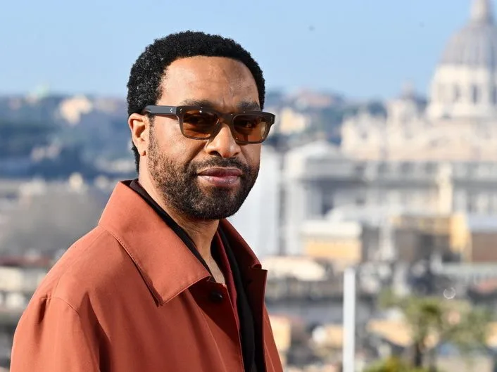 Ο ηθοποιός Chiwetel Ejiofor, ο οποίος θα πρωταγωνιστήσει στη νέα ταινία Ο Εξορκιστής του Mike Flanagan.