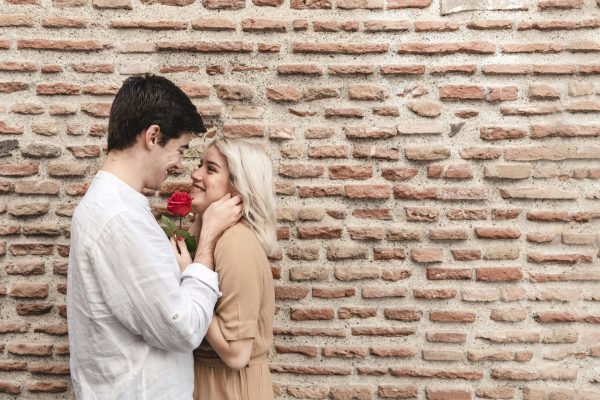 Μια καρδιά χωρισμένη στα δύο για την ημέρα του Αγίου Βαλεντίνου, συμβολίζοντας το δίλημμα αποστολής μηνύματος.