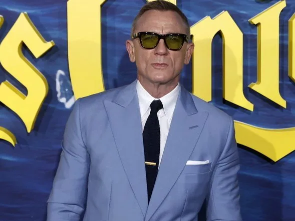 Ο Daniel Craig με κοστούμι και γυαλιά ηλίου, στην Αθήνα για γυρίσματα ταινίας.