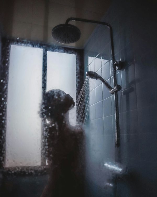 Dark Showering: Η νέα τάση που μειώνει το στρες και ηρεμεί το νευρικό σύστημα