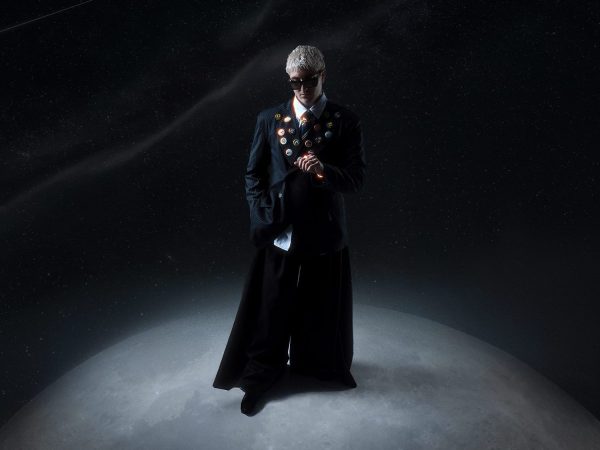 Good Job Nicky: Σκοτεινή αισθητική και fashion vibes στο νέο video clip του «Dark Side of the Moon»