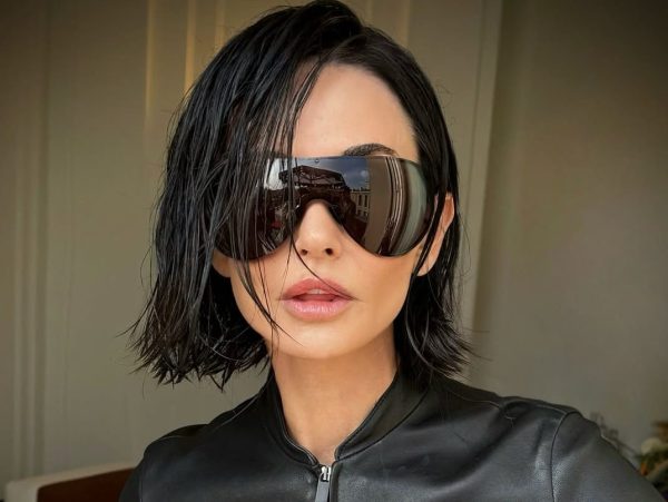 Demi Moore: To κοντό hair look που έκλεψε τις εντυπώσεις στο show του οίκου Gucci
