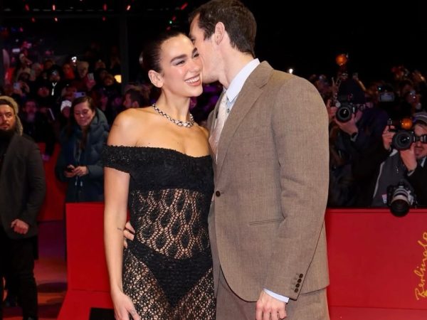 Η Dua Lipa μαγνήτισε όλα τα βλέμματα με naked dress στη Berlinale