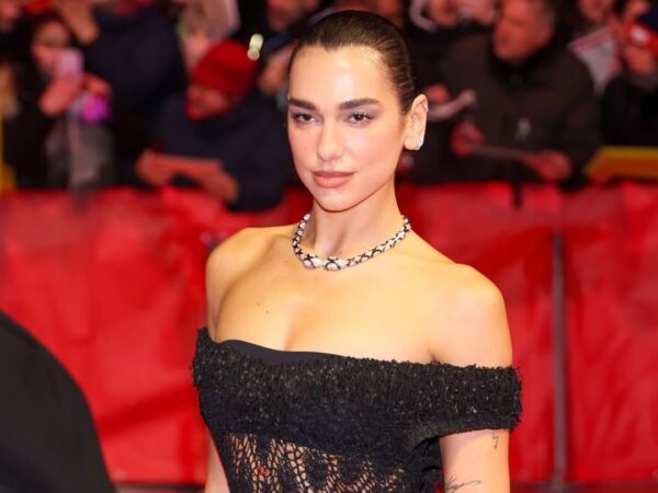 Dua Lipa: Το σκάνδαλο με τη Samsung που τη φέρνει σε δικαστική μάχη