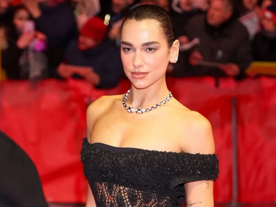 Η Dua Lipa εντυπωσίασε με το διάφανο φόρεμά της στην πρεμιέρα της Berlinale, κλέβοντας τις εντυπώσεις.