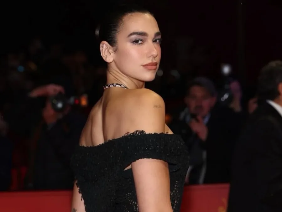 Η Dua Lipa στο κόκκινο χαλί της Berlinale με μαύρο φόρεμα.