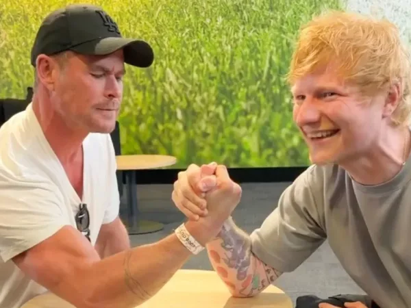 Ο Ed Sheeran και ο Chris Hemsworth γίνονται viral σε επικό μπρα ντε φερ