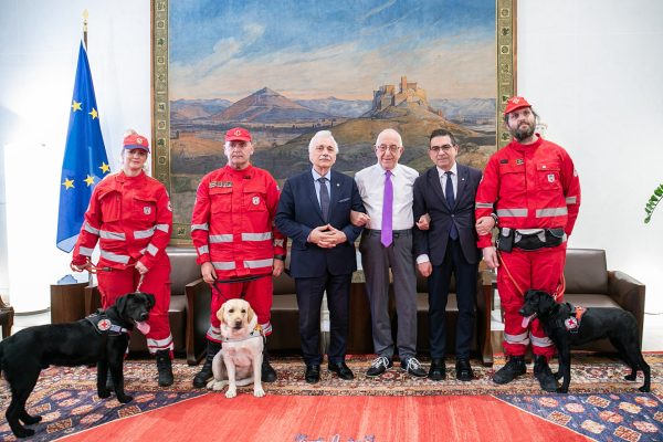 Ο Ελληνικός Ερυθρός Σταυρός ενισχύθηκε με δύο (2) σκυλιά – διασώστες από την Βουλή των Ελλήνων