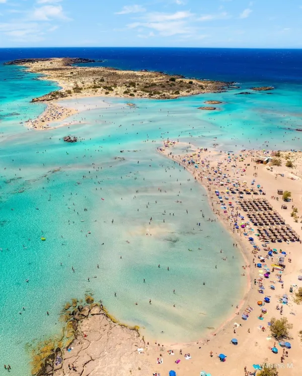 Η μαγευτική παραλία Ελαφονήσι στην Κρήτη με τα καταγάλανα νερά, η οποία κατέκτησε τη 2η θέση παγκοσμίως.
