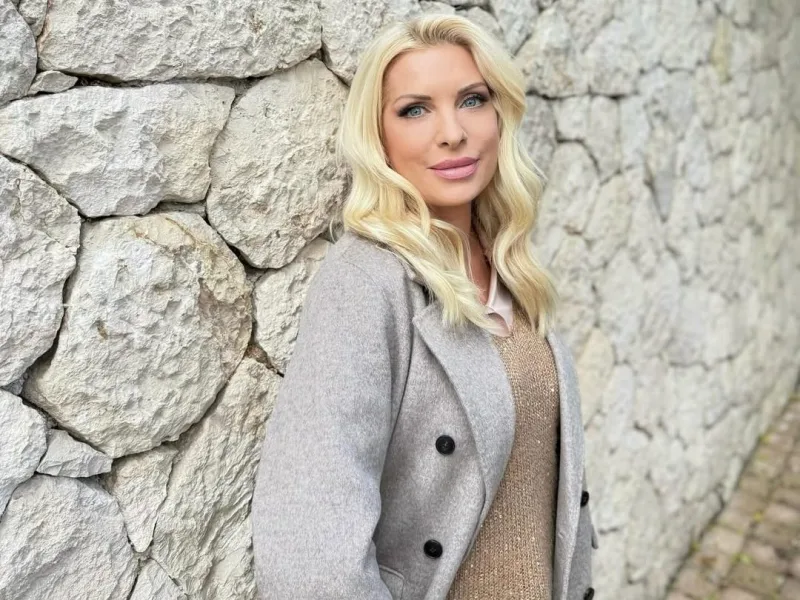 Η Ελένη Μενεγάκη ποζάρει χαμογελαστή απαντώντας στις φήμες για επιστροφή στην τηλεόραση.