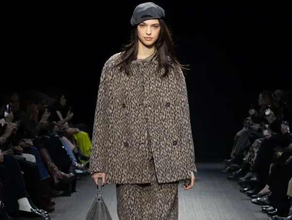 Emporio Armani F/W 26-27: Μια μουσική συμφωνία ανάμεσα στην πειθαρχία και την ελευθερία