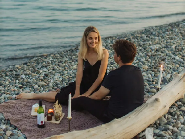 Ένα ζευγάρι σε πρώτο ραντεβού συζητά σε ευχάριστο κλίμα, αποφεύγοντας άβολες ερωτήσεις.