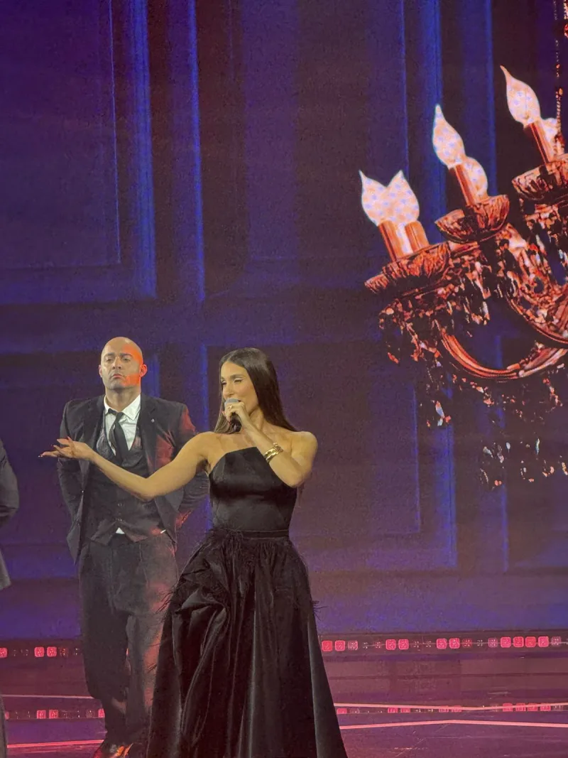 Η Evangelia ερμηνεύει το τραγούδι «Paréa» στη σκηνή του Sing for Greece 2026 με εντυπωσιακή εμφάνιση.