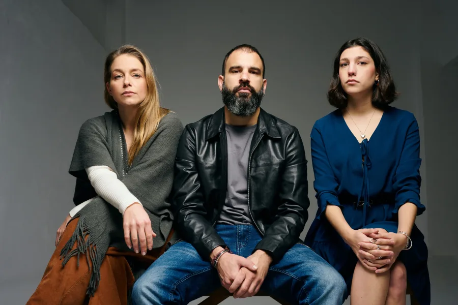 Τρεις ηθοποιοί της παράστασης «Τα κορίτσια δεν πρέπει να παίζουν ποδόσφαιρο» σε στούντιο.