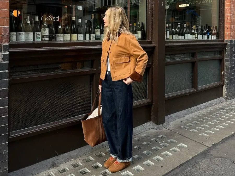 Street style εμφάνιση με cuffed jeans, το denim trend που επιστρέφει στη μόδα.