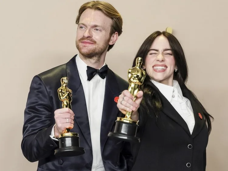 Ο Finneas O’Connell και η Billie Eilish στα βραβεία Grammy.
