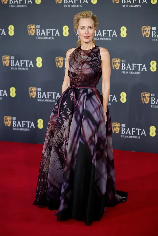 Η Emma Stone με εντυπωσιακό φόρεμα περπατά στο κόκκινο χαλί των BAFTA 2026, κλέβοντας τις εντυπώσεις.