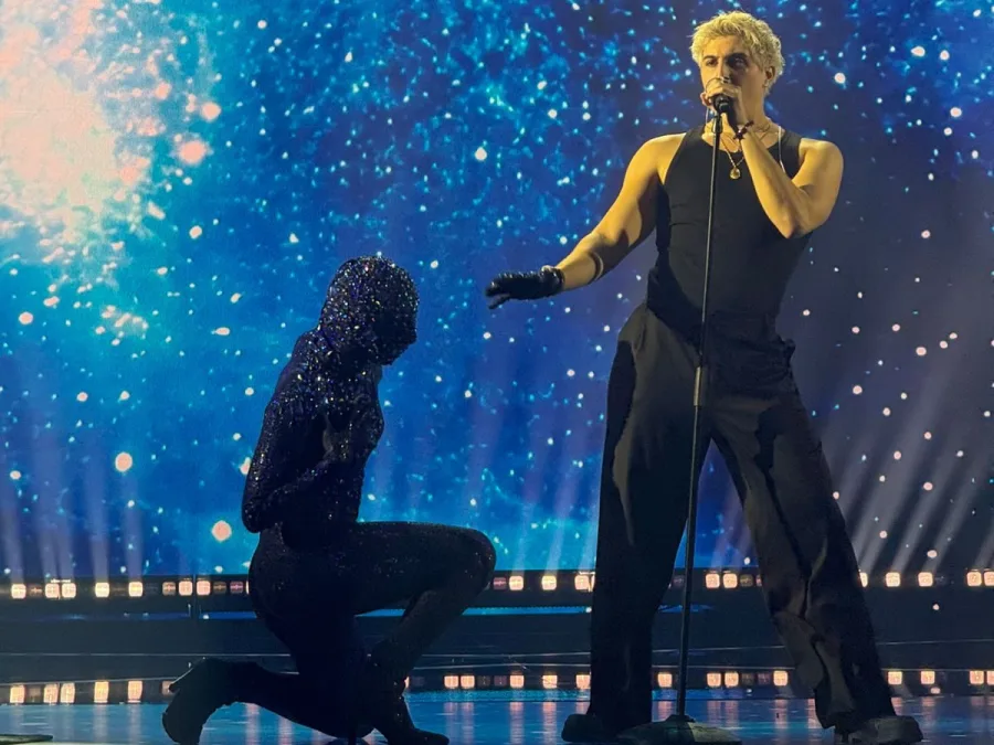 Ο Good Job Nicky τραγουδάει στη σκηνή του Sing for Greece 2026 με έναν χορευτή να γονατίζει δίπλα του.
