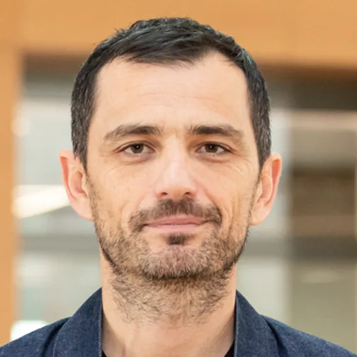 Πορτρέτο άνδρα με κοντά μαλλιά και μούσια.