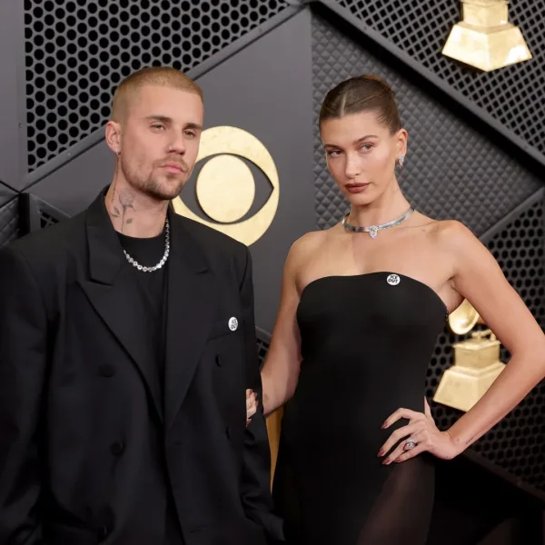 Η Hailey Bieber και ο Justin Bieber ποζάρουν μαζί, με την Hailey να μιλά για το καλύτερο album του Justin.