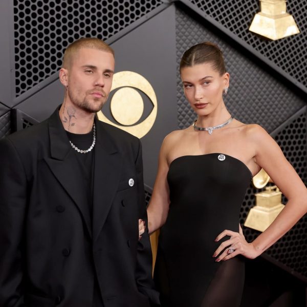 Η Hailey Bieber και ο Justin Bieber ποζάρουν μαζί, με την Hailey να μιλά για το καλύτερο album του Justin.