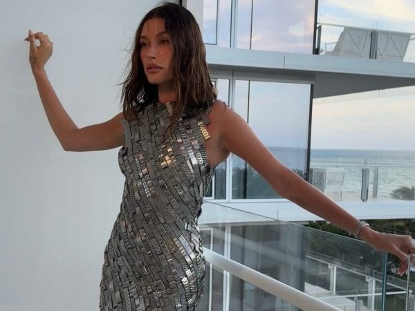 Η Hailey Bieber φέρνει το lingerie dressing στο επίκεντρο του ανοιξιάτικου street style