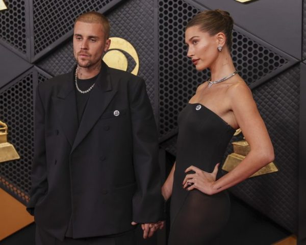 Πώς η Hailey Bieber κατάφερε να ταιρίαξει το lip combo με το μανικιούρ της