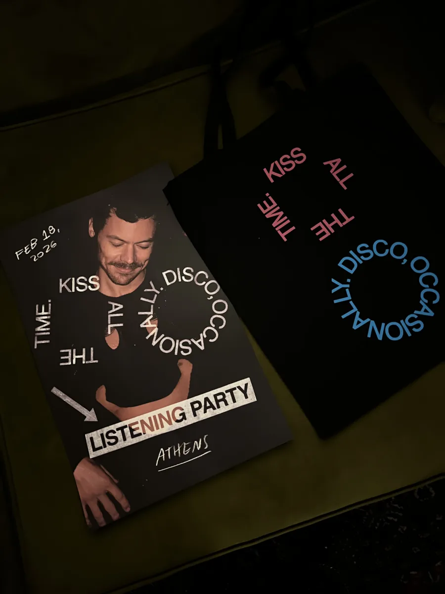 Αφίσα και τσάντα από το listening party του Harry Styles στην Αθήνα.