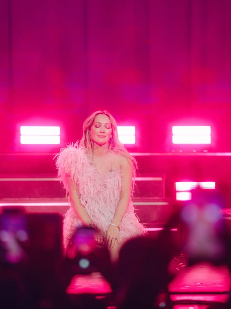 Η Hilary Duff σε φωτογραφία από το Instagram για την ανακοίνωση της παγκόσμιας περιοδείας της.