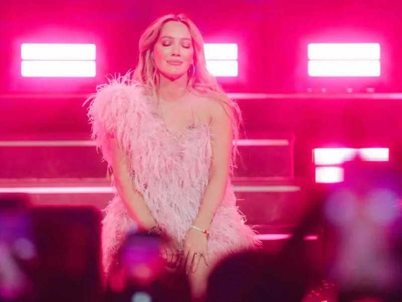 Η Hilary Duff σε φωτογραφία από το Instagram για την ανακοίνωση της παγκόσμιας περιοδείας της.