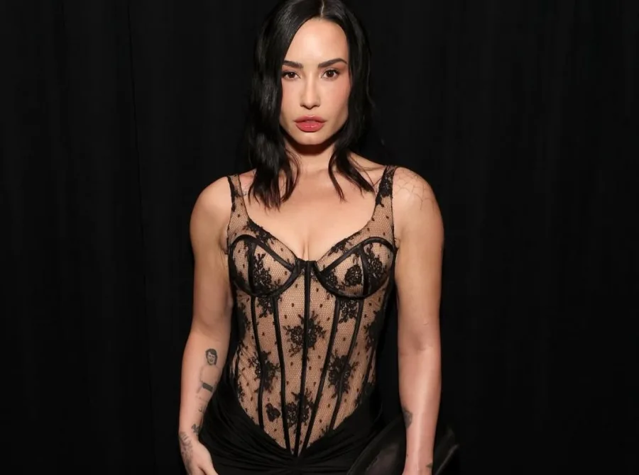 Η Demi Lovato με μαύρο δαντελωτό κορσέ Celia Kritharioti Haute Couture.