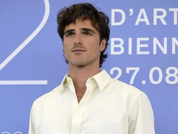 Ο ηθοποιός Jacob Elordi με γυναικεία τσάντα, προωθώντας τις νέες τάσεις στη μόδα.