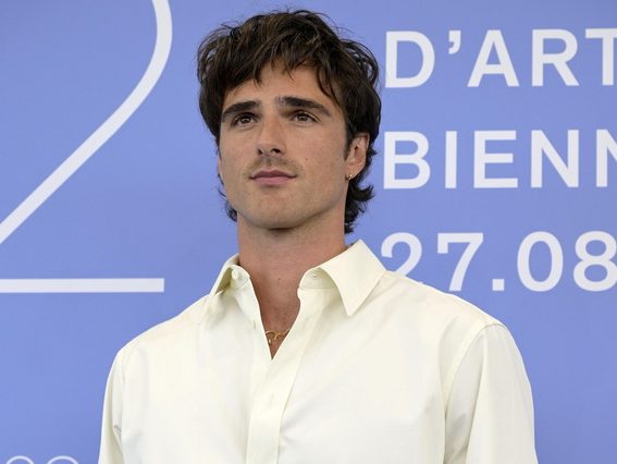 Πώς ο Jacob Elordi κατάφερε να κάνει τις γυναικείες τσάντες ανδρική υπόθεση